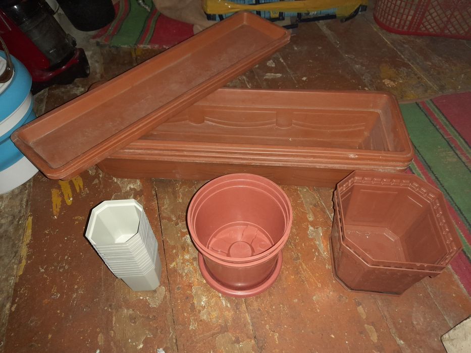 Продаються цветочные новые горшки.3-больших,4-средних,15-маленьких.