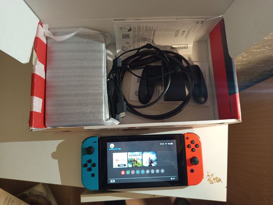 Nintendo Switch – отлично състояние + 3 игри