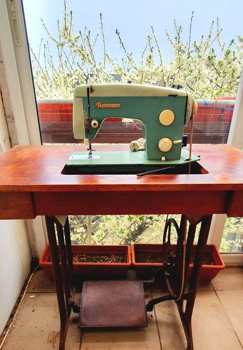 Работеща шевна машина  NAUMANN крачна и на ток
