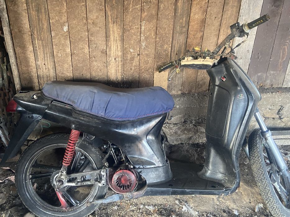 dezmembrez scuter honda sh50
