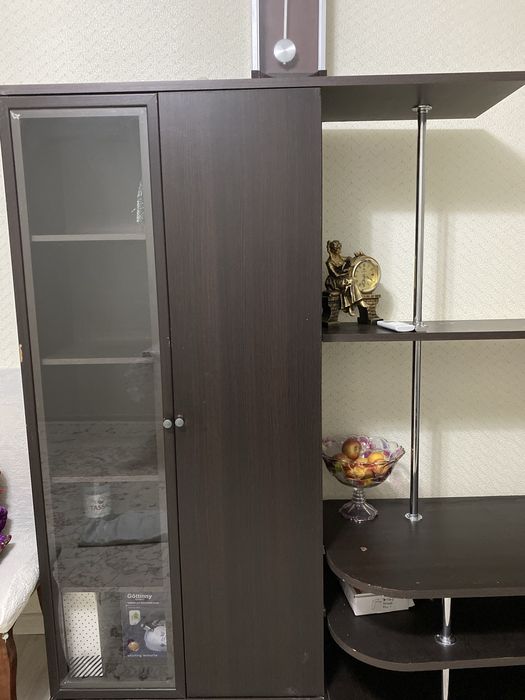 Сервант для гостиной в черном цвете.