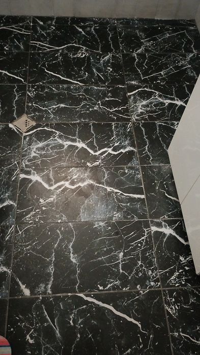 Продавам черни  плочки 5 пакета, останаха ми и  няма къде да ги ползвам