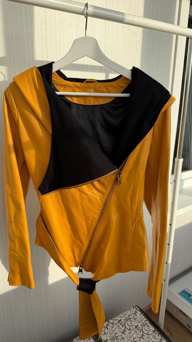 Кожаная куртка с капюшоном р-р 48