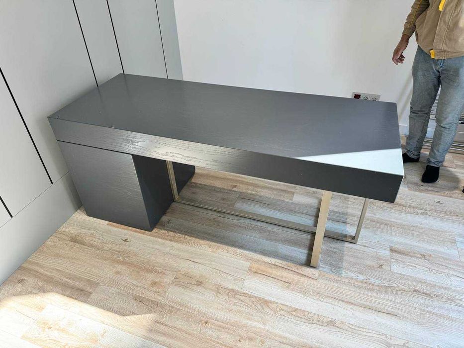 Современный стильный дизайнерский стол