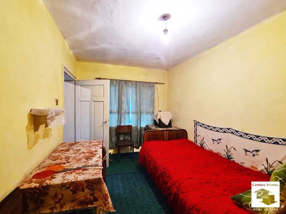 140327 Едноетажна къща с равен двор и кладенец в с. Бутово