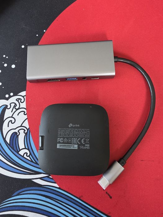 Vând adaptor USB-C HDMI și două mufe plus hub USB.