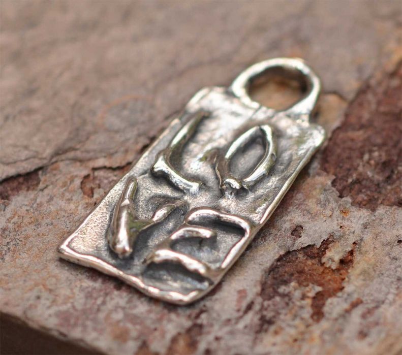 Сребърен медальон 925 „LOVE“ – скулптурен талисман за любов.