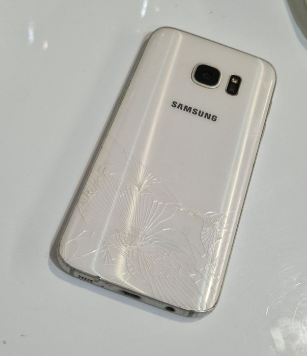Telefon Samsung s7 cu spatele fisurat