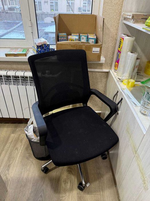 Продаётся полный комплект офисной мебели (6 предметов)