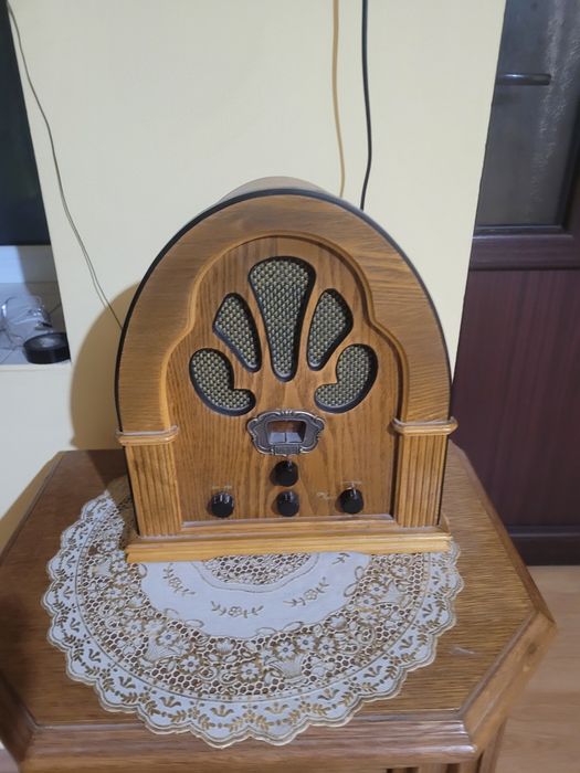 Noptieră lemn masiv 4 sertare și Radio