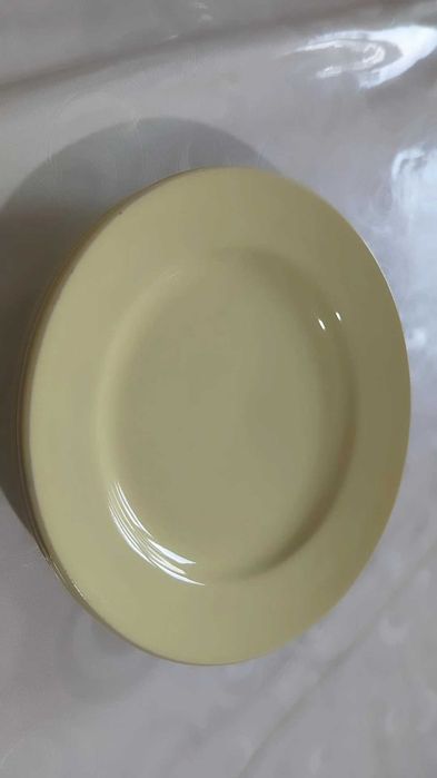 Продам тарелки однотонные и с цветочками