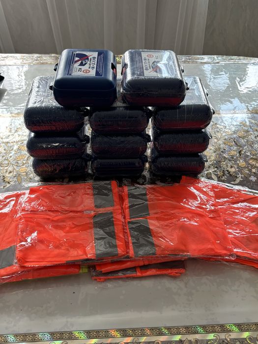 Аптечка и светоотражаюший жилет