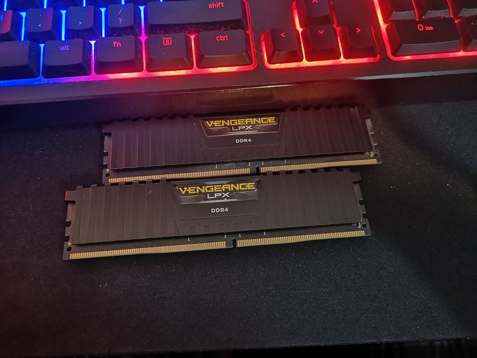 RAM памет Corsair Vengeance 2x8gb Kit - Black 2400Mhz
