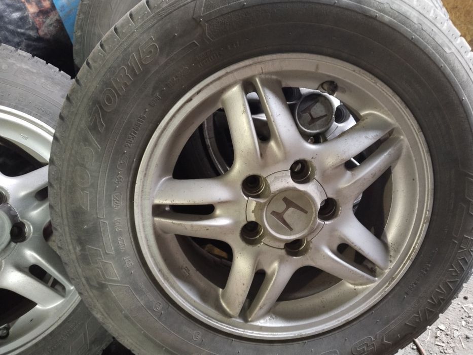 Продам диски с шинами на Хонду срв  R15