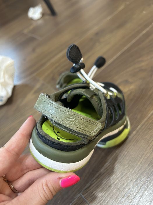 Затворени сандали Clarks  26 номер момче