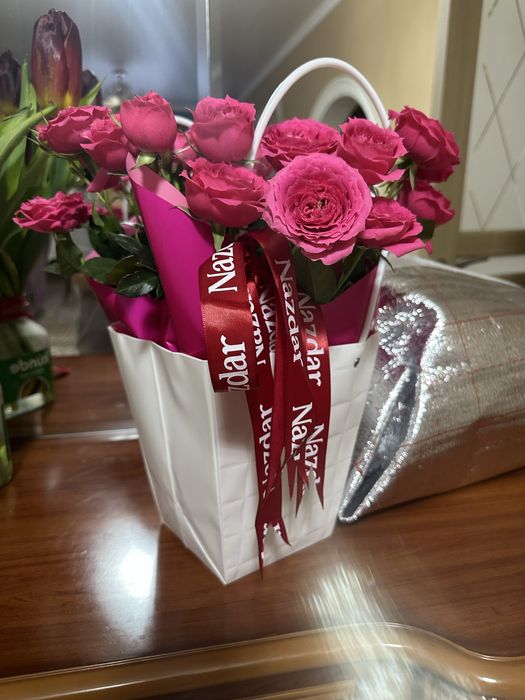 Цветы розы корзина