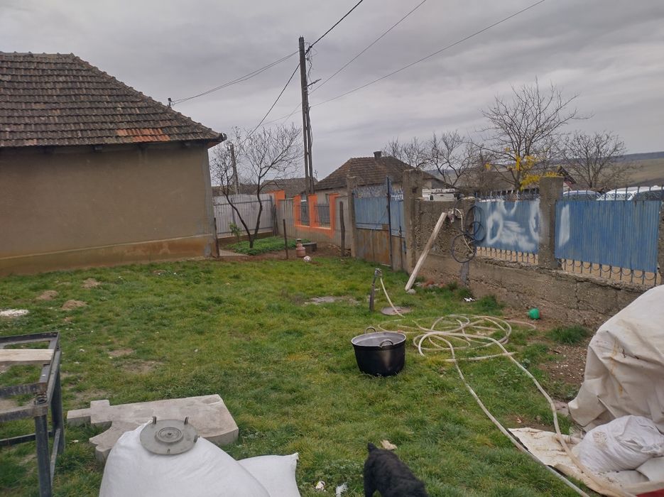 Vand sau schimb casa la rosu