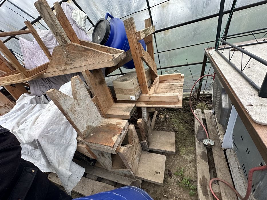 Vand mese si banci de lemn (dulapi si scanduri)