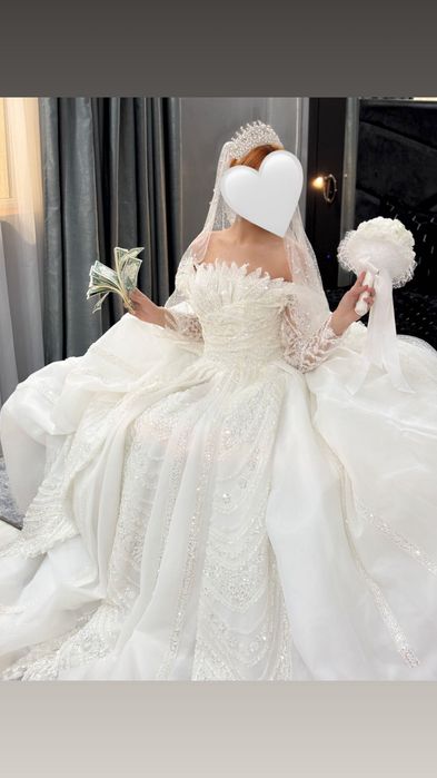 Продава се рокля носена е за няколко часа които има на лс