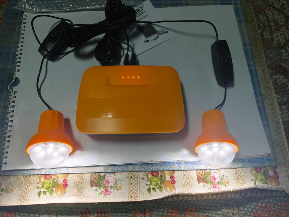 Panou solar cu 2 becuri si incarcare mobila