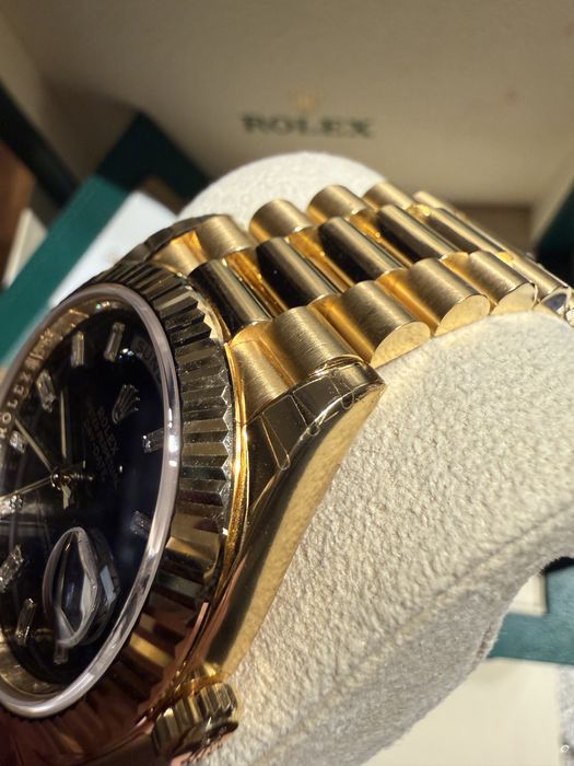 Rolex Day Date 40 18k Yellow Gold Black Baguette