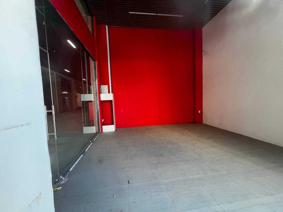 ТОП локация: угловое помещение с витражами и 6м потолками (55)