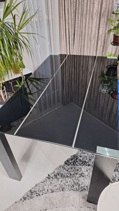 Трапезна маса - стъклена