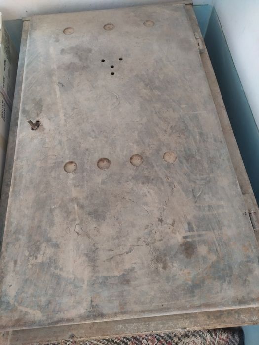 Temir sandiq sotiladi,seyf sifatida ishlatish mumkin