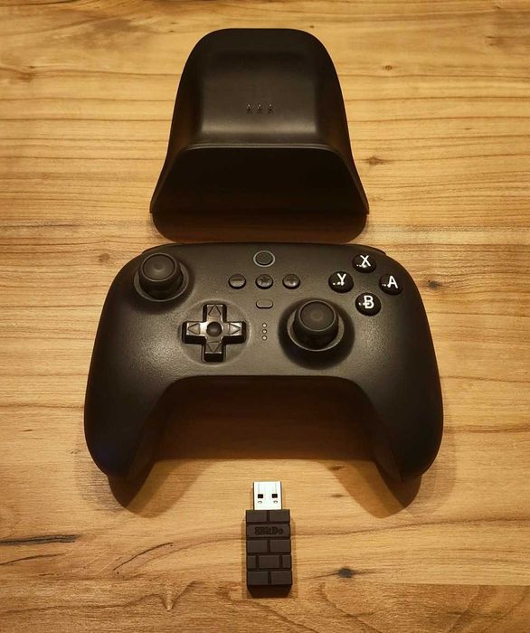 Два контролера 8BitDo Ultimate + станции за зареждане