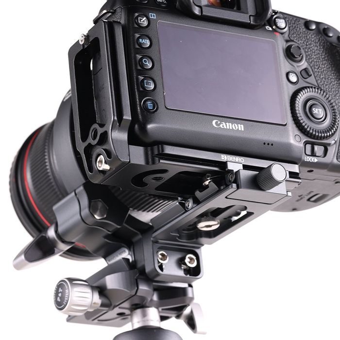 BENRO DUAL - въртяща се скоба за статив
