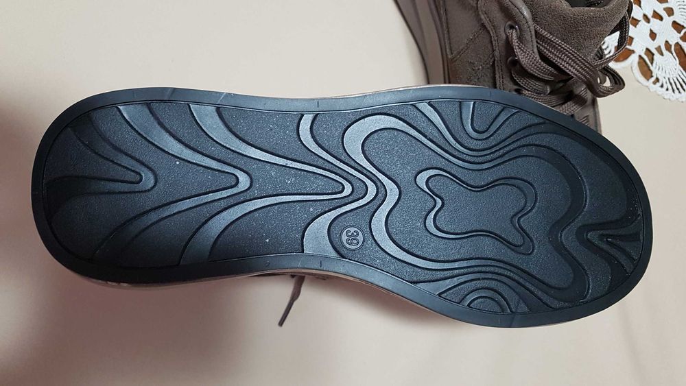 Нови дамски обувки 39