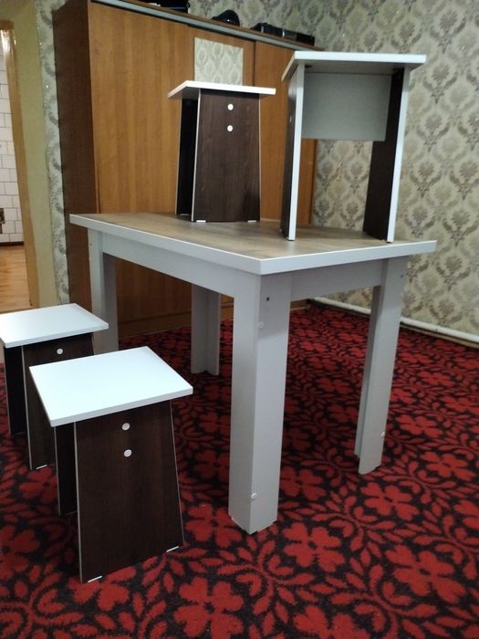 Кухонный стол с табуретами