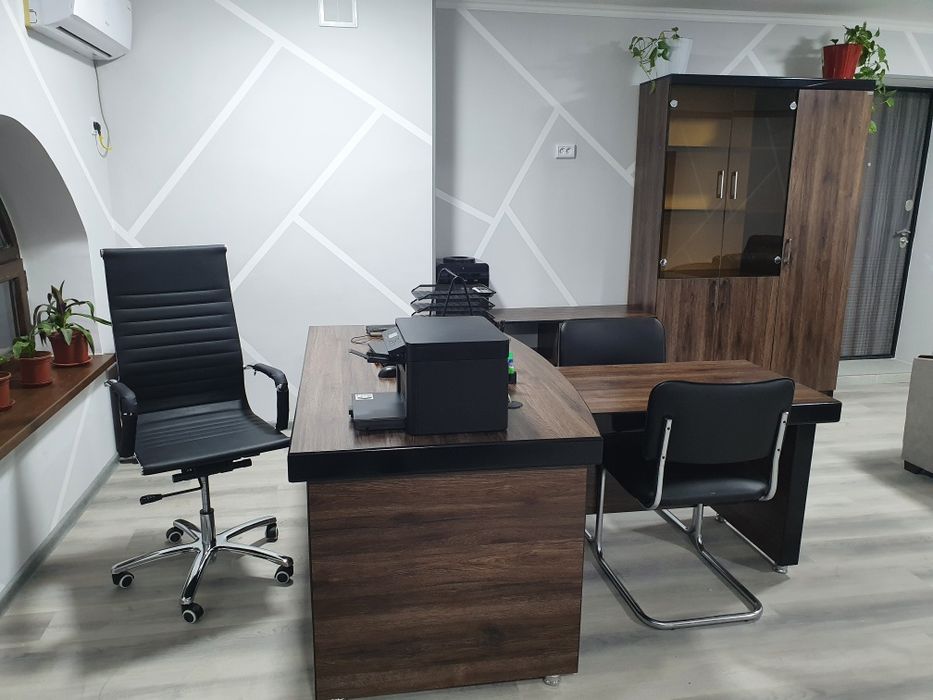 Kichik ofis barcha jixozlar bilan