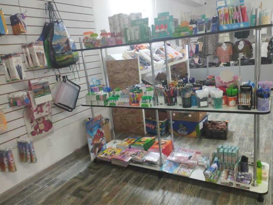 Стеллажи, витрины и стол