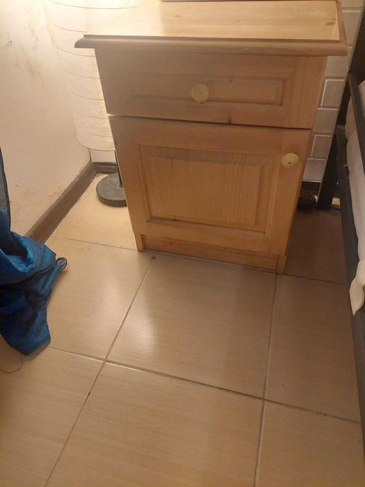 2 дървени нощни шкафчета в отлично състояние