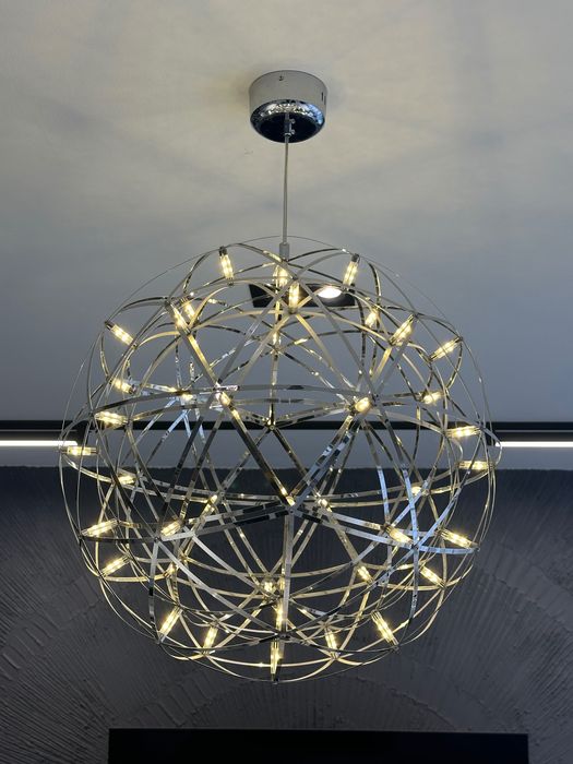 Диваны, стулья , столы, раковина, люстры.