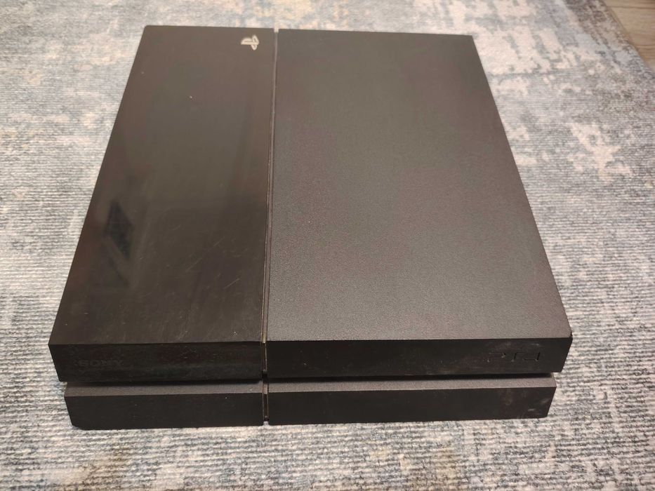 Play Station 4 с две игри+1 джойстик