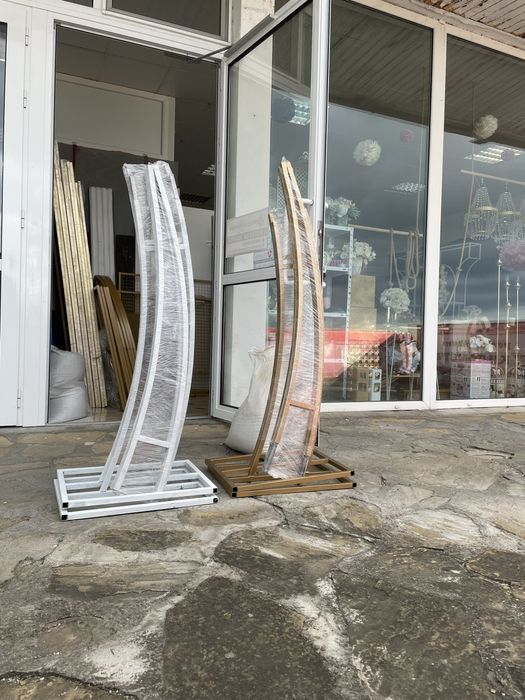 Трон за къна с маса и две табуретки