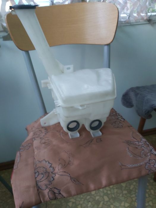 Бачонок для воды для Тойота ярисс