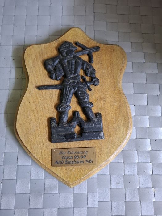 Пано с метална фигура