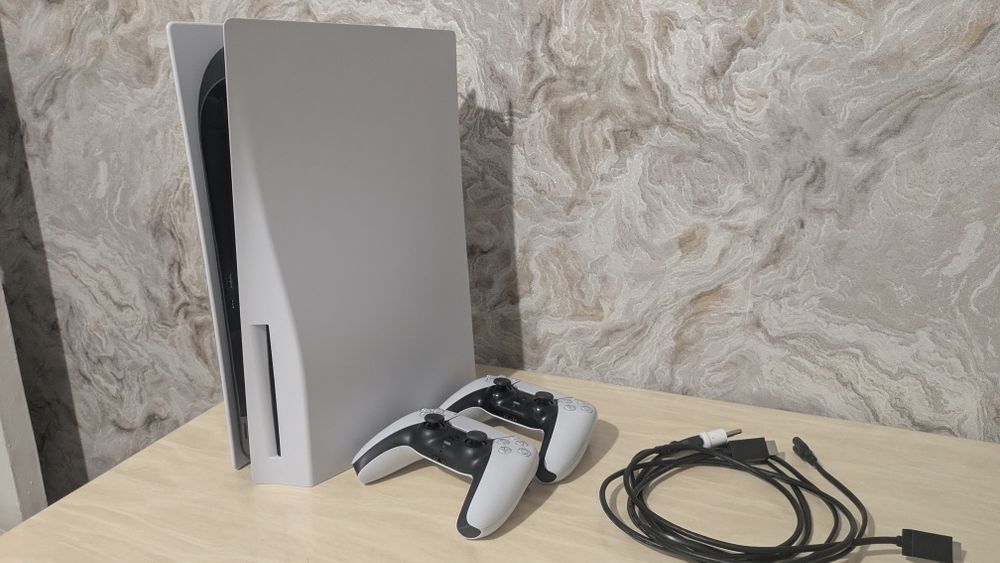 Продажа Playstation 5 + 2 геймпада + 4 игры