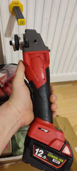 Flex pentru baterii M18 de la Milwaukee