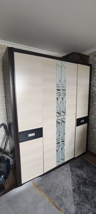 Продается шкаф и диван .