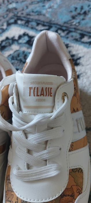 Vând adidași alviero