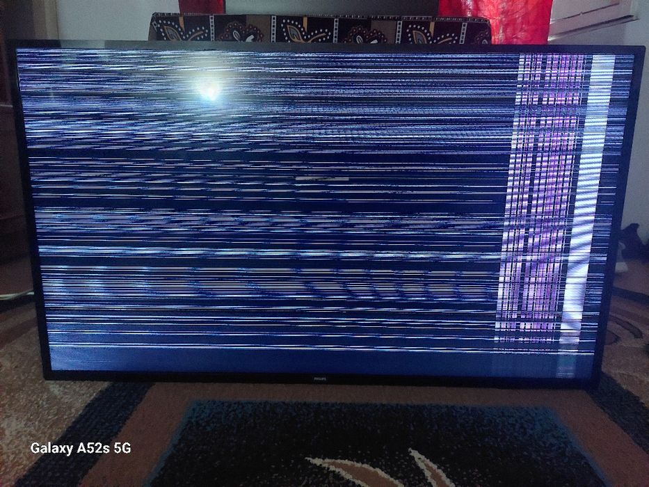 Televizor philips  diagonală mare,pentru piese,fără telecomandă.