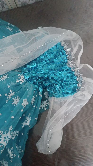 Продам новогодний платье для девочки на 2-3 года