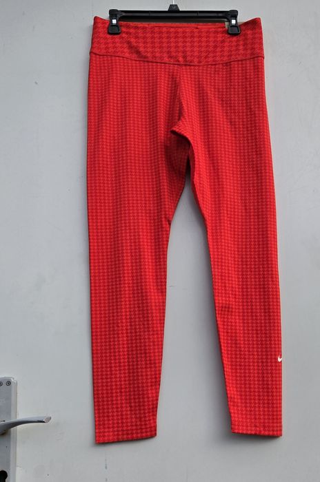 Nike оригинален дамски клин нов М/Л  размер