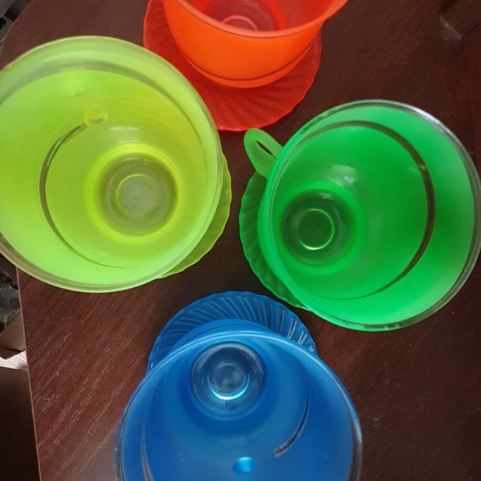 Цветные чашки с блюдцами