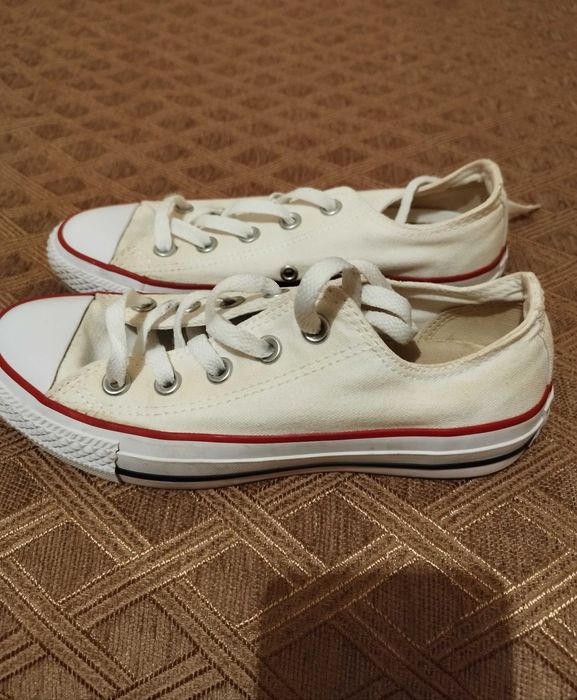 Продавам дамски кецове Converse