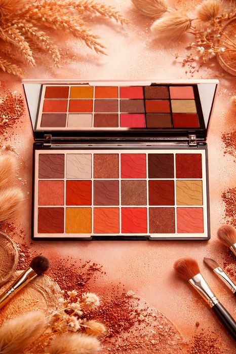 Тени для век от бренда Revolution Beauty london